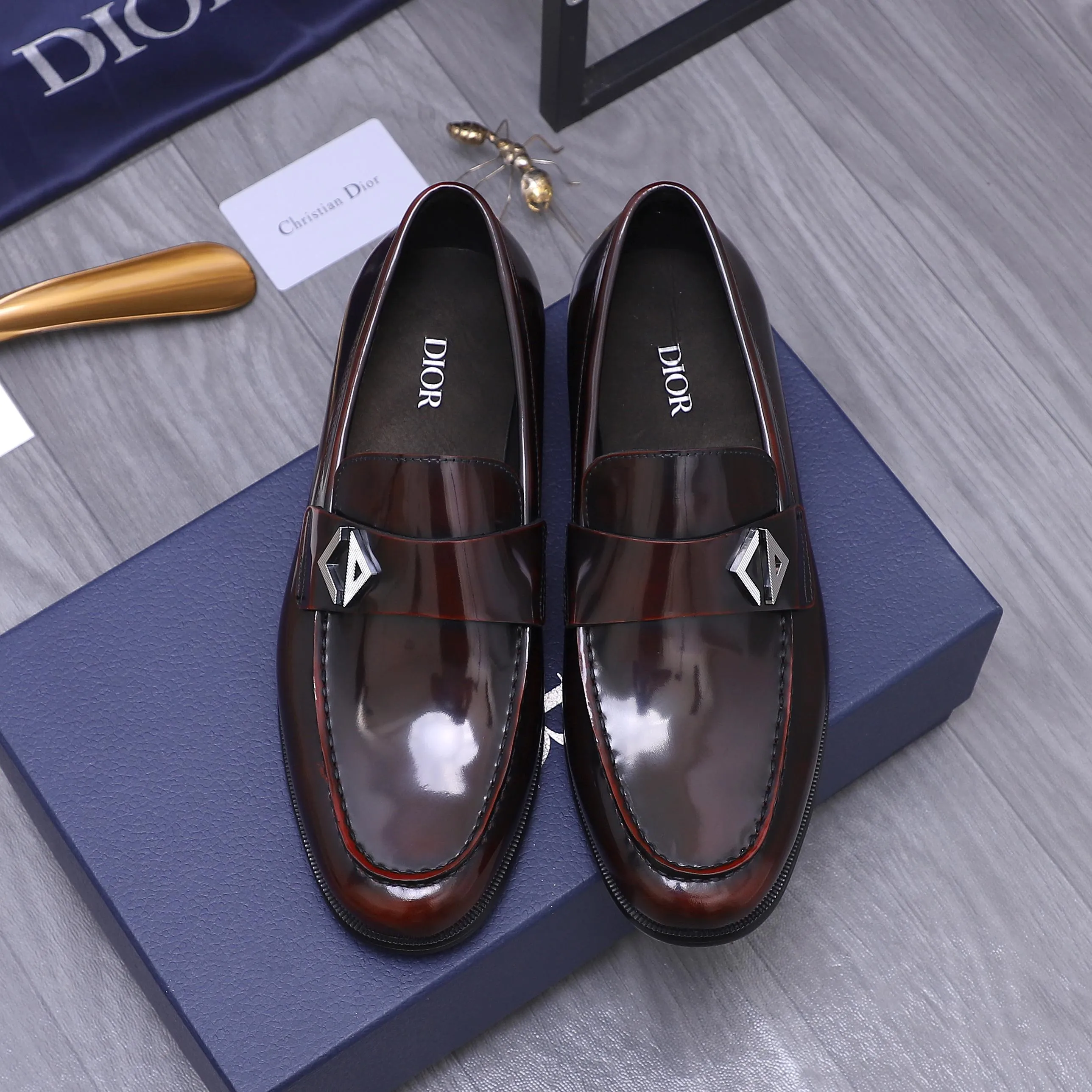 Men's shoes 💰580 Product trademark: Dior "Dior" formal business leather shoes Regular size: 39-45 (45 is custom-made and non-returnable) Product materials: Selected color-brushed pearlescent cowhide upper, cowhide lining, original outsole